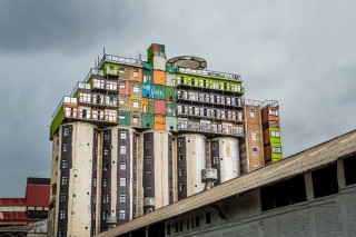 Новый студенческий комплекс в Йоханесбурге состоит из старого мелькомбината и корабельных контейнеров Новый студенческий комплекс в Йоханесбурге состоит из старого мелькомбината и корабельных контейнеров