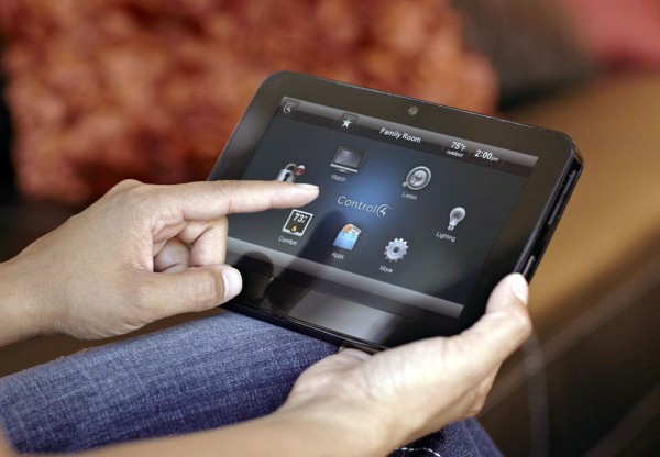 Управление умным домом при помощи переносных панелей управления