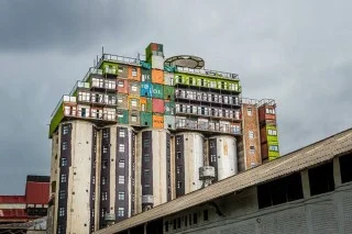 Новый студенческий комплекс в Йоханесбурге состоит из старого мелькомбината и корабельных контейнеров Новый студенческий комплекс в Йоханесбурге состоит из старого мелькомбината и корабельных контейнеров